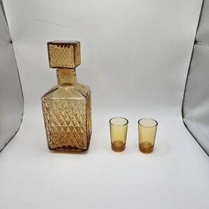 Vintage Amber Yellow Glass Decanter With Glass Stopper Barware w 2 shot glasses